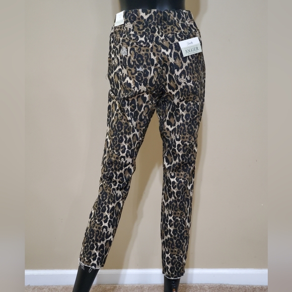 High Rise Leopard Print Joggers - Picture 3 of 9